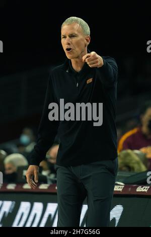 Andy Enfield, Cheftrainer der Südkalifornischen Trojaner, reagiert während des Spiels gegen die Dixie State Trailblazers während eines NCAA College-Basketballspiels Stockfoto