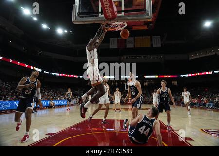 Der südkalifornische Trojaner Chevez Goodwin (1) lässt den Ball während eines NCAA College-Basketballspiels, Mon Stockfoto