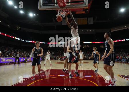 Der südkalifornische Trojaner Chevez Goodwin (1) lässt den Ball während eines NCAA College-Basketballspiels, Mon Stockfoto