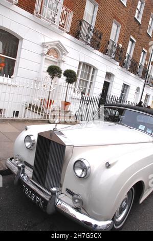 GROSSBRITANNIEN. LONDON. BELGRAVIA. EIN ROLLENDER ROOYCE PARKTE VOR EINEM VIKTORIANISCHEN HERRENHAUS IM STADTTEIL BELGRAVIA. Stockfoto