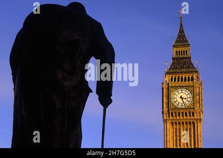 GROSSBRITANNIEN. LONDON. WESTMINSTER DISTRICT. PARLAMENT. BIG BEN MIT DER STATUE VON WINSTON CHURCHILL. Stockfoto