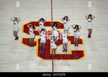 Southern California Trojans Song Mädchen Cheerleader treten auf dem SC-Logo während eines NCAA College-Basketballspiels gegen die Dixie State Trailblazers auf Stockfoto