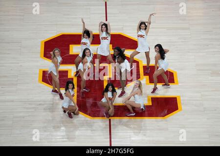 Southern California Trojans Song Mädchen Cheerleader treten auf dem SC-Logo während eines NCAA College-Basketballspiels gegen die Dixie State Trailblazers auf Stockfoto