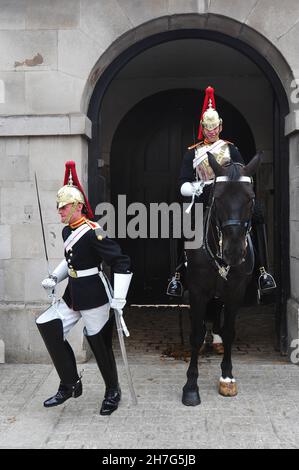 VEREINIGTES KÖNIGREICH. ENGLAND. LONDON. WESTMINSTER. DAS PFERD GUUARDS IST SEIT 1715 IN WHITEHALL. Stockfoto