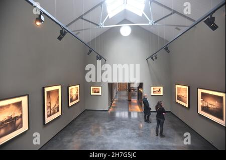 VEREINIGTES KÖNIGREICH. ENGLAND. LONDON. MAYFAIR. IN DER KUNSTGALERIE HAMILTONS AM CARLOS PLACE WERDEN VOR ALLEM JUNGE FOTOGRAFEN WIE HIER CHRISTOPHER THOMAS AUSGESTELLT Stockfoto