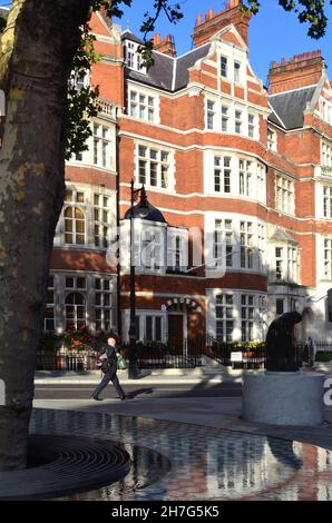 VEREINIGTES KÖNIGREICH. ENGLAND. MAYFAIR. CARLOS PLACE WURDE 2010 ZUR GLEICHEN ZEIT WIE DAS CONNAUGHT HOTEL AUF DEM PLATZ RENOVIERT. Stockfoto