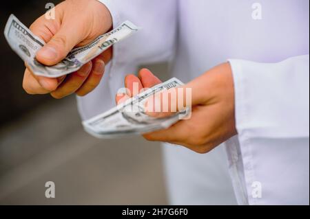 Nahaufnahme von mans Händen, die Geld zählen Stockfoto