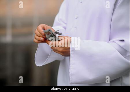 Nahaufnahme von mans Händen, die Geld zählen Stockfoto