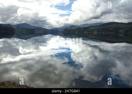 Bedecktem Himmel auf einem großen See reflektiert Stockfoto