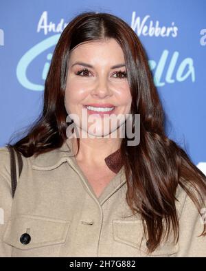 22. Nov 2021 - London, England, Großbritannien - Imogen Thomas nimmt an einer besonderen Gala von Andrew Lloyd Webbers Cinderella Teil, um den Malala Fund zu unterstützen, Stockfoto