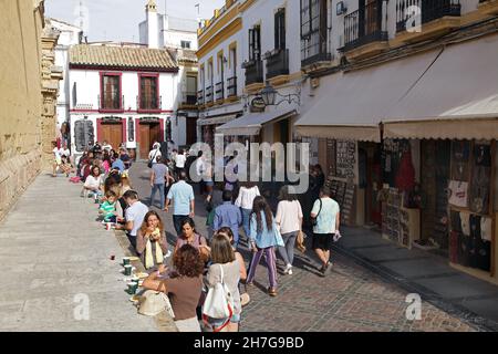 Touristen essen Tortilla zu Mittag vor der Bar Santos in Córdoba, gegenüber der Mezquita, der besten Tortilla de Patata der Stadt. Stockfoto