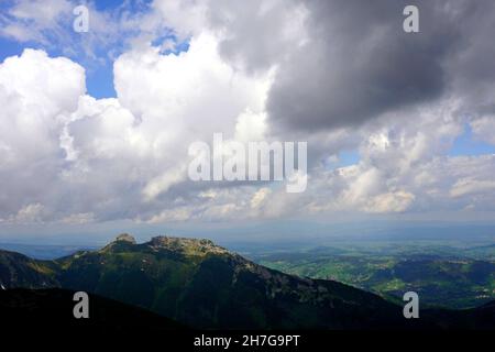 Panoramablick auf den Berg Giewont und die Stadt Zakopane vom Kasprowy Wierch. Tatra, Polen Stockfoto