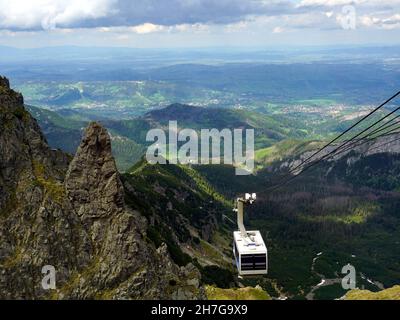 Die Seilbahn, die sich dem Gipfel des Kasprowy Wierch Gebirges in der Tatra nähert Stockfoto