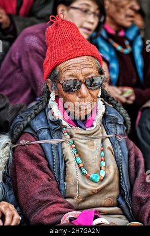 Alte Frau während des religiösen Festivals, Lamayuru Kloster, Ladakh - Jammu und Kaschmir - Indien. Portrait von einheimischen Frauen Stockfoto