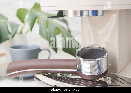 Cooffe Maker Nahaufnahme weiße Szene Stockfoto