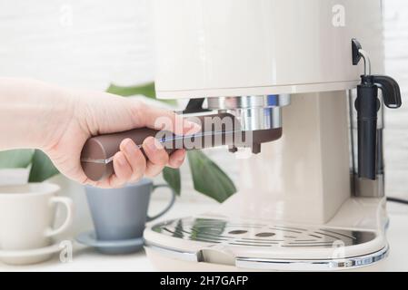 Cooffe Maker Nahaufnahme weiße Szene Stockfoto