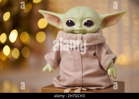 November, 2021: Baby Yoda, eine Aktion Figuren der Mandalorianer mit weihnachtsdekoration Interieur. Bokeh-Effekt Stockfoto