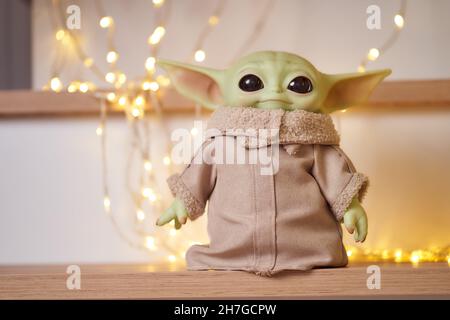 November, 2021: Baby Yoda, eine Aktion Figuren der Mandalorianer mit weihnachtsdekoration Interieur Stockfoto