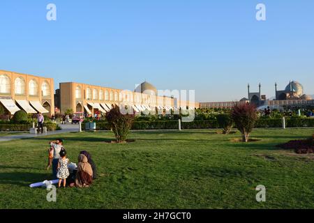 IRAN. ISPAHAN ESFAHAN. KINDER REITEN FAHRRAD AUF DEM EMAM-PLATZ, DER SEIT 1979 ZUM WELTKULTURERBE DER UNESCO GEHÖRT. ERBAUT IM JAHR 1612, IST ES 500M LANG UND 162 Stockfoto