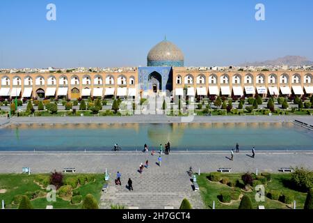 IRAN. ISPAHAN ESFAHAN. KINDER REITEN FAHRRAD AUF DEM EMAM-PLATZ, DER SEIT 1979 ZUM WELTKULTURERBE DER UNESCO GEHÖRT. ERBAUT IM JAHR 1612, IST ES 500M LANG UND 162 Stockfoto