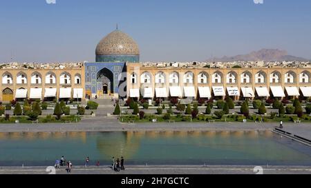 IRAN. ISPAHAN ESFAHAN. KINDER REITEN FAHRRAD AUF DEM EMAM-PLATZ, DER SEIT 1979 ZUM WELTKULTURERBE DER UNESCO GEHÖRT. ERBAUT IM JAHR 1612, IST ES 500M LANG UND 162 Stockfoto