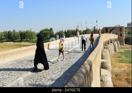 IRAN. ISPAHAN ESFAHAN. DIE POL-E CHAHRESTAN BRÜCKE IST DIE ÄLTESTE DER ELF BRIDDGES VON ISPAHAN, DIE DEN FLUSS ZAYANDEH RUD ÜBERQUEREN. IL WURDE GEBAUT Stockfoto