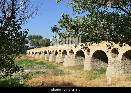 IRAN. ISPAHAN ESFAHAN. DIE POL-E CHAHRESTAN BRÜCKE IST DIE ÄLTESTE DER ELF BRIDDGES VON ISPAHAN, DIE DEN FLUSS ZAYANDEH RUD ÜBERQUEREN. IL WURDE GEBAUT Stockfoto