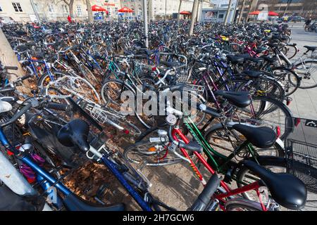 Fahrräder, geparkt im Fahrradpark, vor dem Bahnhof, Göttingen, Niedersachsen, Deutschland Stockfoto