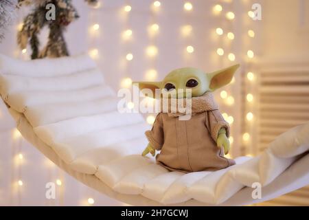 November, 2021: Baby Yoda, eine Aktion Figuren der Mandalorianer mit weihnachtsdekoration Interieur Stockfoto