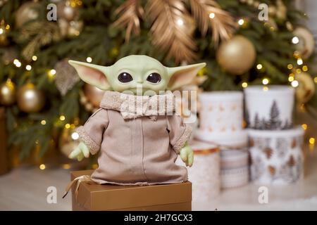 November, 2021: Baby Yoda, eine Aktion Figuren der Mandalorianer mit weihnachtsdekoration Interieur Stockfoto