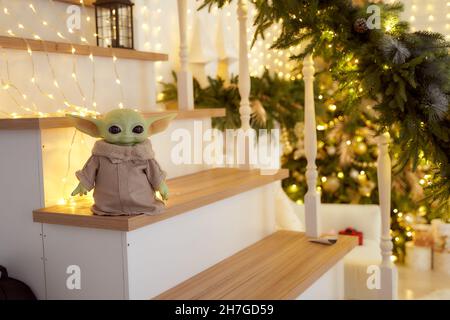 November, 2021: Baby Yoda, eine Aktion Figuren der Mandalorianer mit weihnachtsdekoration Interieur Stockfoto