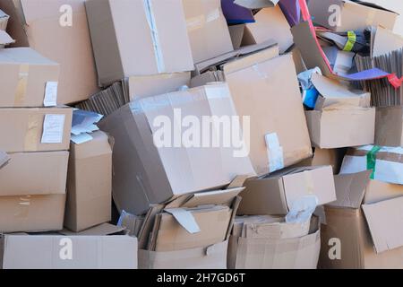 Altpapier und Karton werden gesammelt und für das Recycling in der Stadt verpackt. Stapel aus Pappe sortiert nach Recycling. Stockfoto