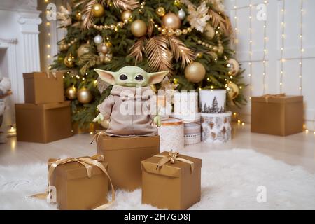 November, 2021: Baby Yoda, eine Aktion Figuren der Mandalorianer mit weihnachtsdekoration Interieur Stockfoto