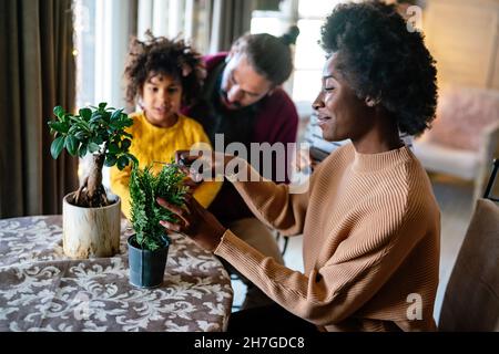 Home Hobbys Gartenarbeit mit Kindern und Botanik lernen. Familie Liebe Glück Konzept Stockfoto