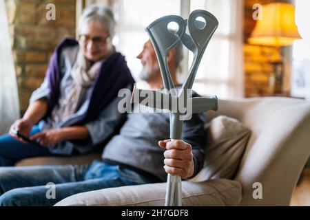 Liebevolle ältere Paar in einem Pflegeheim zusammen Stockfoto