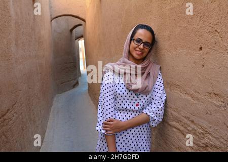 IRAN. YAZD. JUNGE FRAU IN EINER STRASSE DER ALTSTADT. Stockfoto