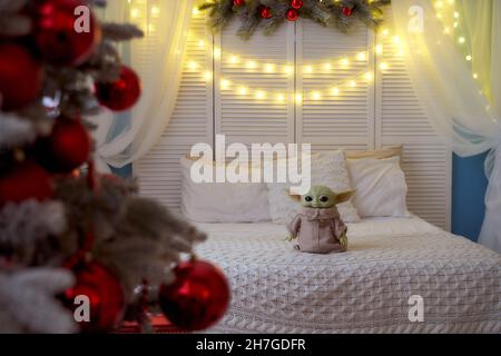 November, 2021: Baby Yoda, eine Aktion Figuren der Mandalorianer mit weihnachtsdekoration Interieur Stockfoto