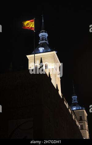 Vertikale Aufnahme von Alcazar de Toledo bei Nacht. Spanien. Stockfoto