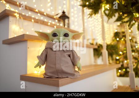 November, 2021: Baby Yoda, eine Aktion Figuren der Mandalorianer mit weihnachtsdekoration Interieur Stockfoto