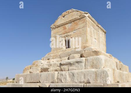 IRAN. PASARGADES. DAS GRAB VON CYRUS II. CYRUS DER GROSSE, KÖNIG VON 559 V. CHR. BIS 530, GRÜNDER DES PERSISCHEN REICHES, STAMMTE AUS DER ACHEMENIDES-DYNASTIE. Stockfoto