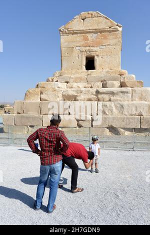 IRAN. PASARGADES. DAS GRAB VON CYRUS II. CYRUS DER GROSSE, KÖNIG VON 559 V. CHR. BIS 530, GRÜNDER DES PERSISCHEN REICHES, STAMMTE AUS DER ACHEMENIDES-DYNASTIE. Stockfoto