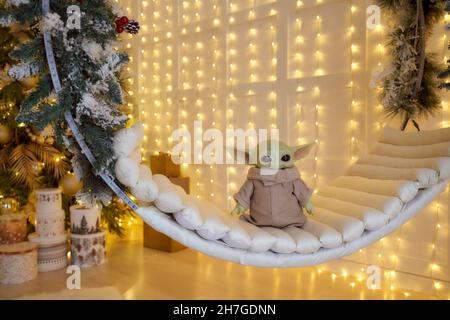 November, 2021: Baby Yoda, eine Aktion Figuren der Mandalorianer mit weihnachtsdekoration Interieur Stockfoto