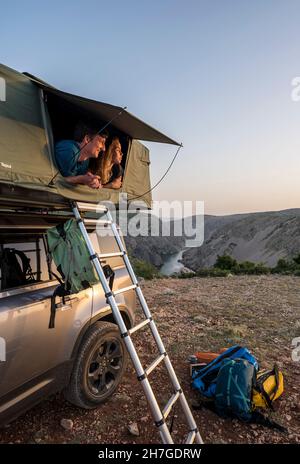 Kroatien, Zrmanja, Winnetou, Paar im Dachzelt auf einem Geländewagen Stockfoto