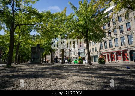 MONTREAL, KANADA - 25. September 2021: Ein Gebäude und Bäume im Alten Hafen, Montreal, Kanada, am 2022. September Stockfoto