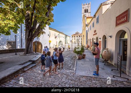 Motovun Altstadt, Touristen fotografieren und erkunden Altstadt Stockfoto