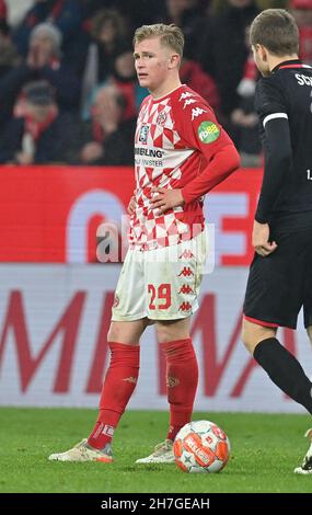 Mainz, Deutschland. 21st. November 2021. Fußball: Bundesliga, FSV Mainz 05 - 1. FC Köln, Matchday 12, Mewa Arena. Jonathan Burkhardt aus Mainz nach dem Spiel. Quelle: Torsten Silz/dpa - WICHTIGER HINWEIS: Gemäß den Bestimmungen der DFL Deutsche Fußball Liga und/oder des DFB Deutscher Fußball-Bund ist es untersagt, im Stadion und/oder vom Spiel aufgenommene Fotos in Form von Sequenzbildern und/oder videoähnlichen Fotoserien zu verwenden oder zu verwenden./dpa/Alamy Live News Stockfoto