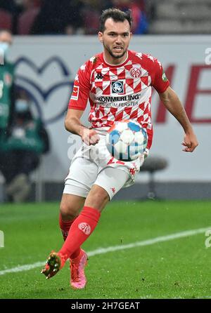 Mainz, Deutschland. 21st. November 2021. Fußball: Bundesliga, FSV Mainz 05 - 1. FC Köln, Matchday 12, Mewa Arena. Kevin Stöger aus Mainz Credit: Torsten Silz/dpa - WICHTIGER HINWEIS: Gemäß den Bestimmungen der DFL Deutsche Fußball Liga und/oder des DFB Deutscher Fußball-Bund ist es untersagt, im Stadion und/oder vom Spiel aufgenommene Fotos in Form von Sequenzbildern und/oder videoähnlichen Fotoserien zu verwenden oder zu verwenden./dpa/Alamy Live News Stockfoto