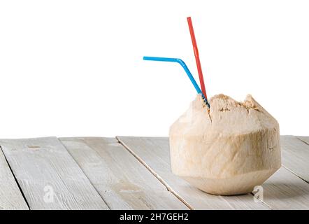 Junge Kokosnuss auf Holztisch isoliert auf weißem Hintergrund Stockfoto