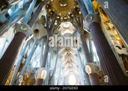 BARCELONA, SPANIEN - SEPTEMBER 04 2021: Innenansicht der Sagrada Familia des Daches und der Säulen mit natürlichem Licht. Schönes Beispiel der Moderne Stockfoto