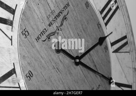 Antike britische Uhr mit römischen Ziffern. Auf dem Zifferblatt steht „1870“ und „Hotel Westminster“. Stockfoto